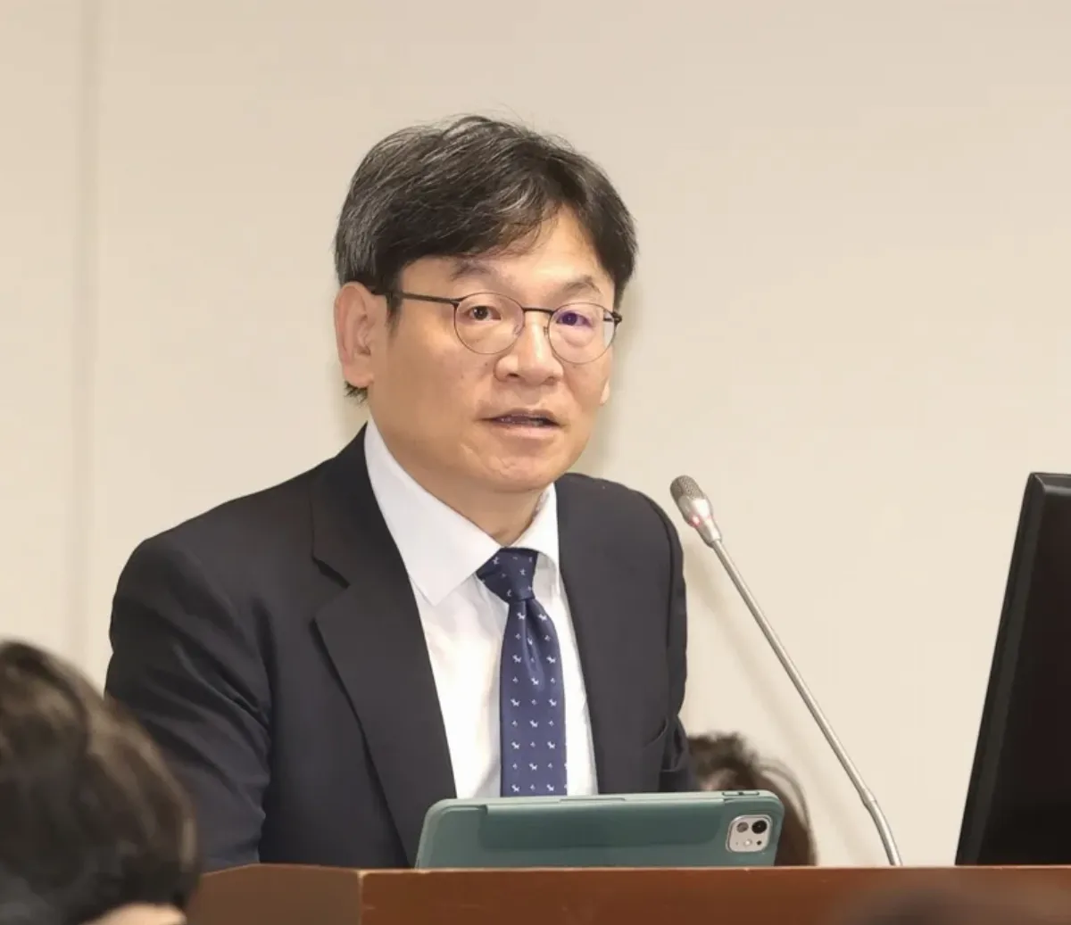 國發會駁「台灣病」 葉俊顯：順差來自產業升級、非壓低匯率